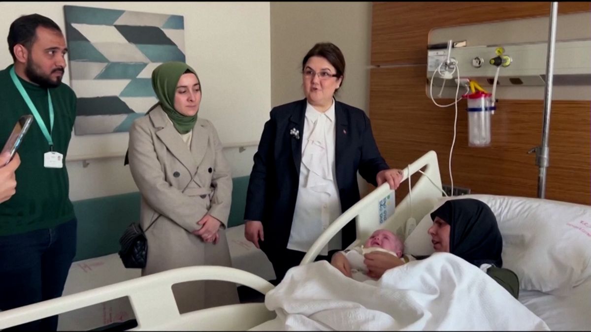 Turecká holčička zachráněná z trosek po zemětřesení se po dvou měsících vrátila k matce